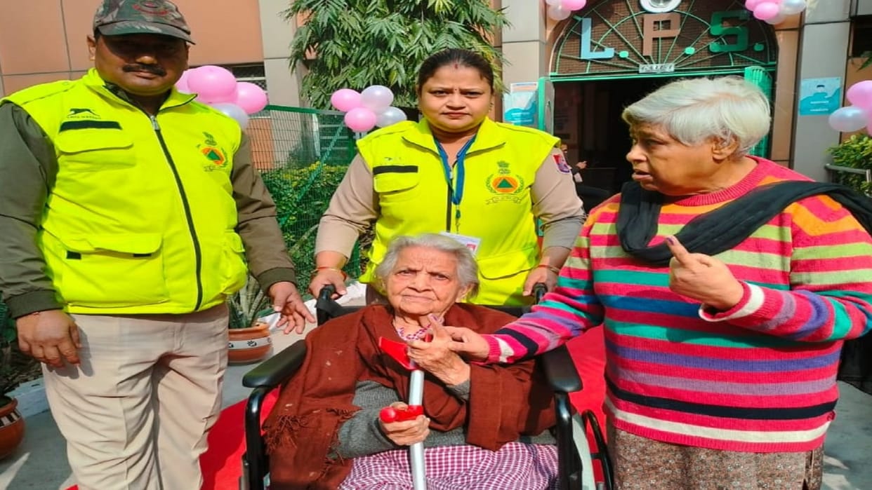 MCD Elections 2022 Elderly voters were welcomed by giving flowers