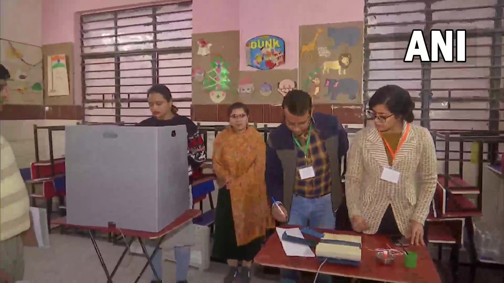 MCD Elections 2022 Elderly voters were welcomed by giving flowers
