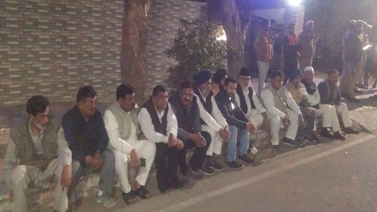 SP sitting on dharna against police in Rampur