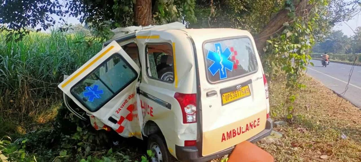 Uncontrolled ambulance collided with a tree, one dead, three injured