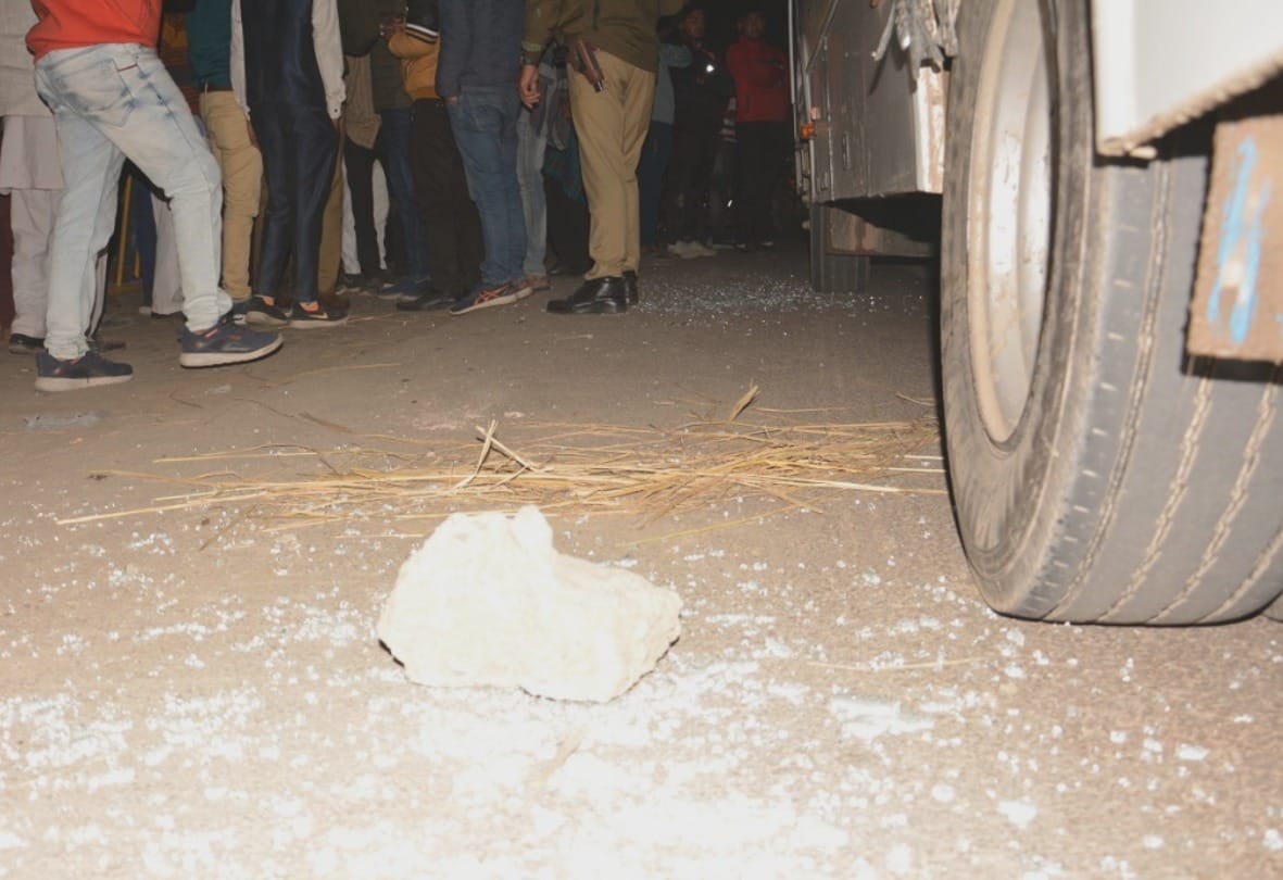 Stones were pelted on the wedding party bus, the wedding guests were chased and beaten