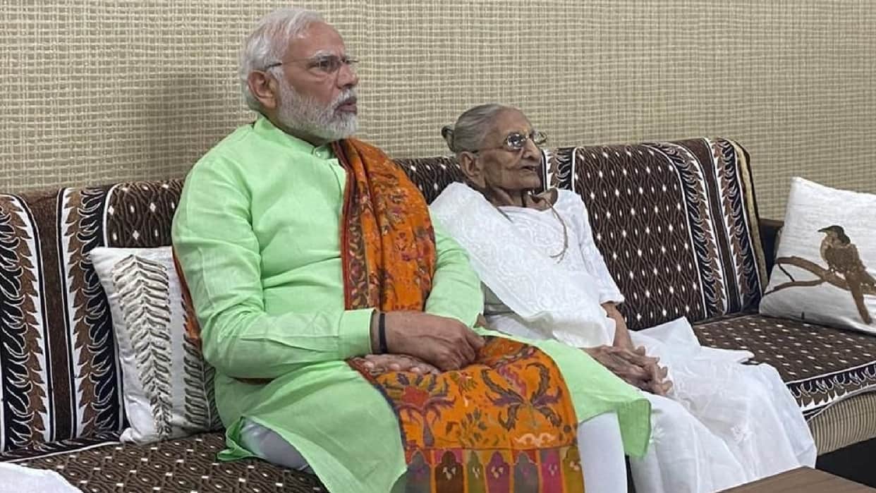 Photos Modi came to meet Heeraben on December 4 took blessings see the love of mother and son in pictures