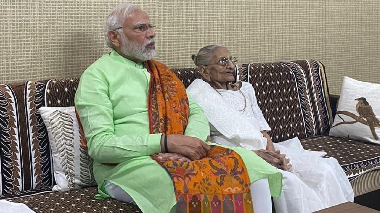 PM Modi Meets His Mother Heeraben in Gandhinagar Takes Her Blessings see photos