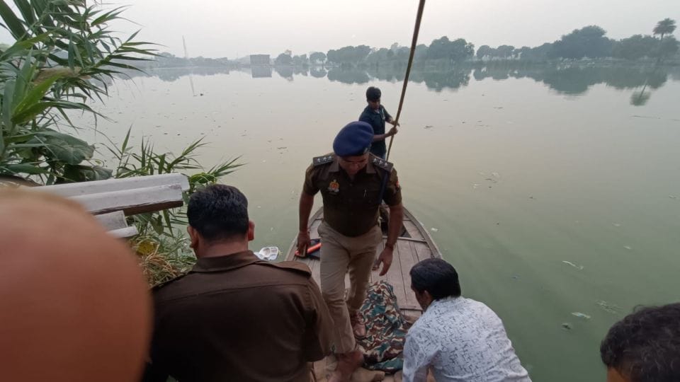 Warranty Rizwan jumped into the pond after seeing Police in mainpuri