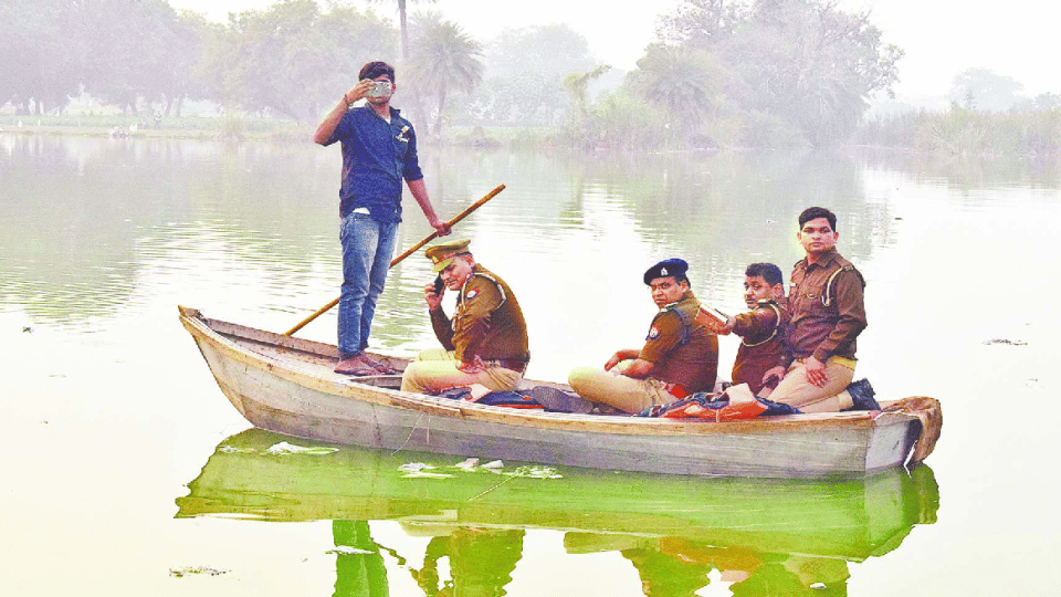 Warranty Rizwan jumped into the pond after seeing Police in mainpuri