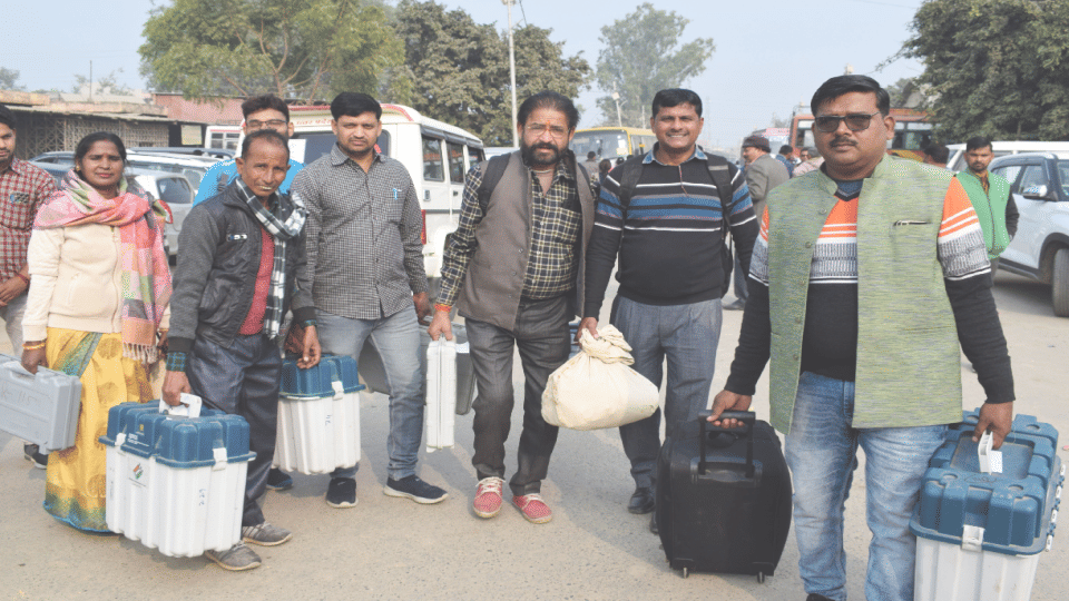 Polling parties leave from Naveen Mandi with police force for mainpuri by-election 2022
