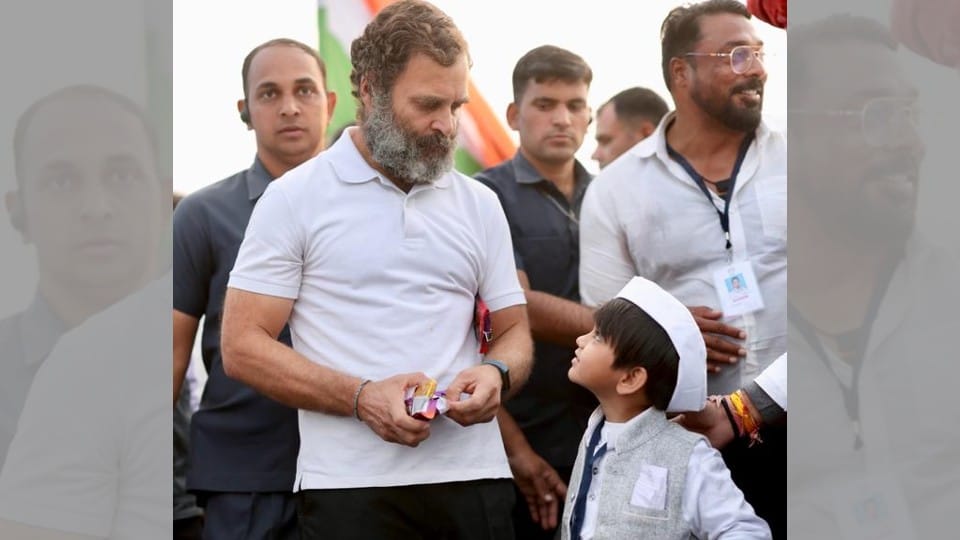 Rahul Gandhi's little supporter came to meet him with chocolate