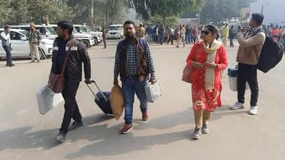 रामपुर उपचुनाव के लिए रवाना हुई पोलिंग पार्टियां।