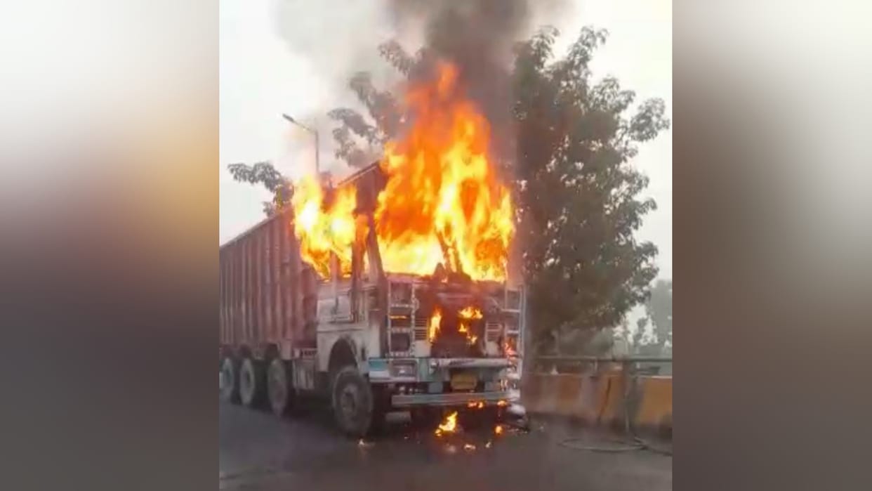 Road Accident Truck driver hit bike in fog in Amroha, both vehicles caught fire due to spark