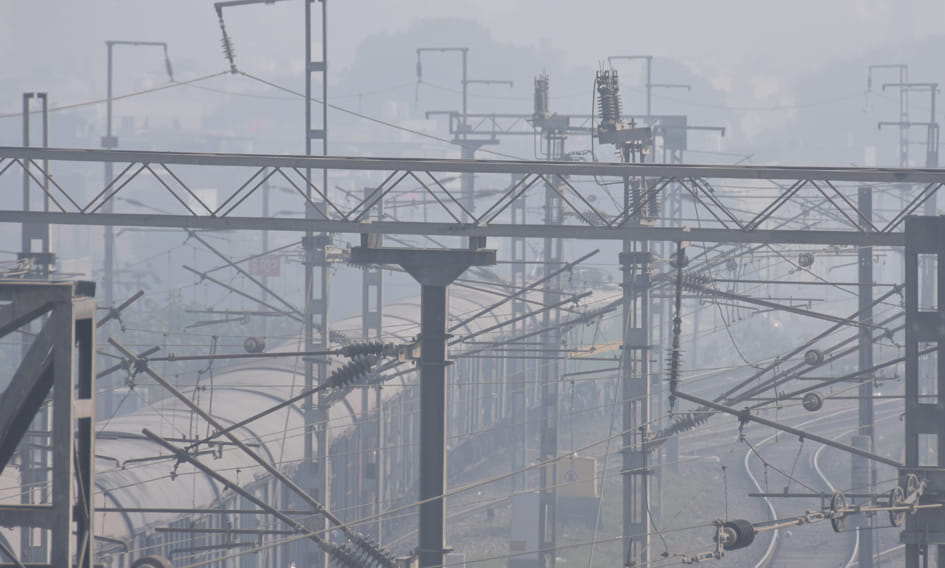 The speed of trains stopped due to fog, the problems of passengers increased