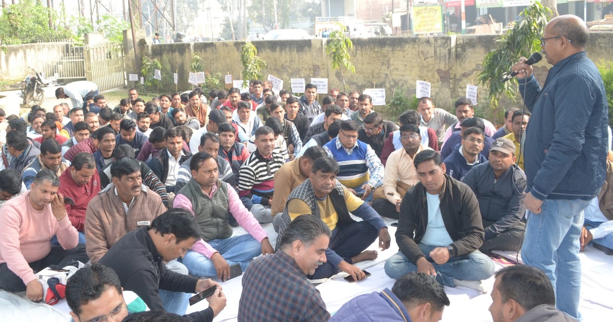 Strike ends, electricians engaged in repairing fault