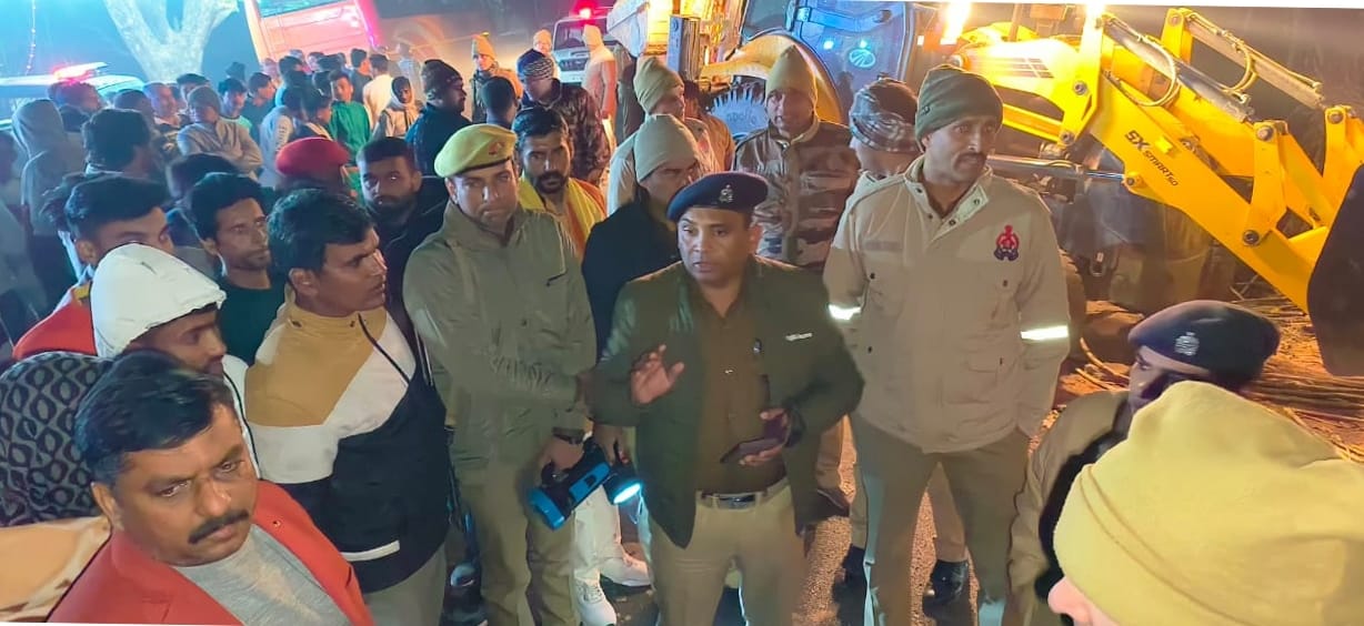 The driver buried under the sugarcane truck survived safely
