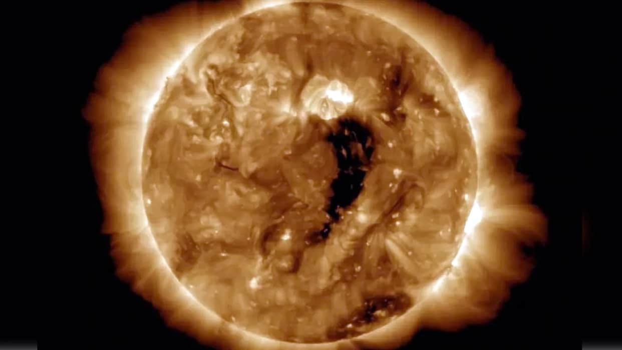 Canyon Like Hole in the Sun’s Atmosphere Solar Storm May Hit Earth Know About Space News in Hindi