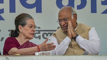 Congress Chief Mallikarjun Kharge Sonia Gandhi get invitations for Ram Temple consecration ceremony in Ayodhya