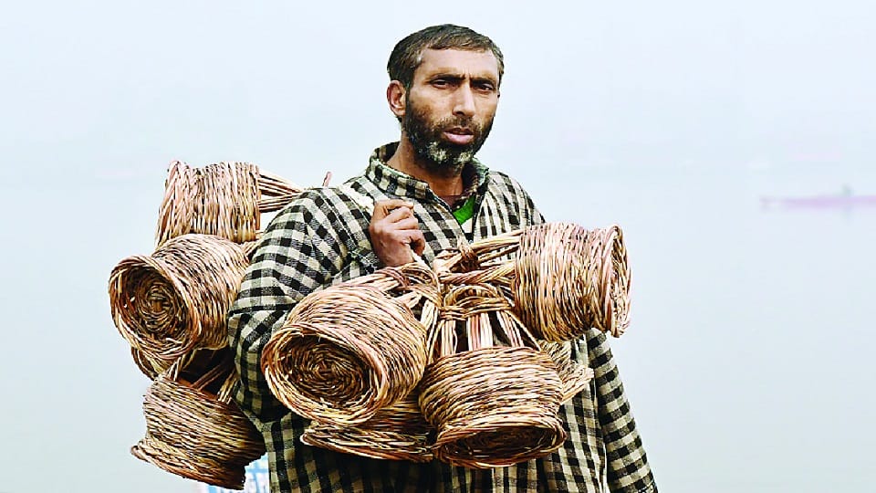 Jammu Kashmir Weather: Mercury in six districts including Gulmarg, Pahalgam in minus