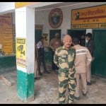 पोलिंग बूथ पर तैनात अर्धसैनिक बल के जवान
