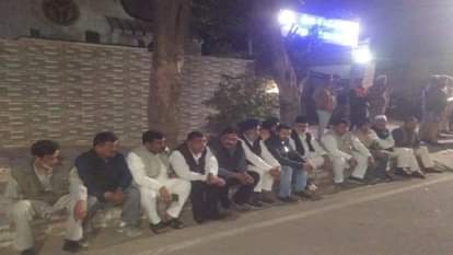 धरने पर सपाई,,,