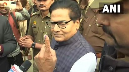 मतदान के बाद स्याही का निशान दिखाते सपा नेता रामगोपाल यादव