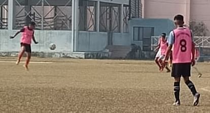 रुद्रपुर स्टेडियम में फुटबाल प्रतियोगिता का फाइनल मुकाबला खेलते खिलाड़ी।