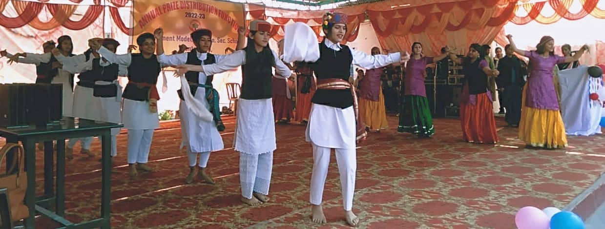 sirmaur news annual function celebrated in aadars girls school ponta sahib and  girls enjoye rohru jaana meri aamiye pahdi naati song