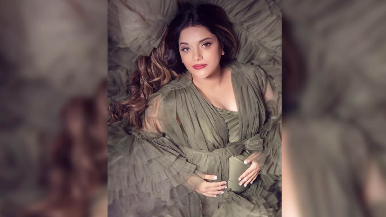 Pakistani actress armeena rana khan gave a befitting reply to trollers on her pregnancy shoot