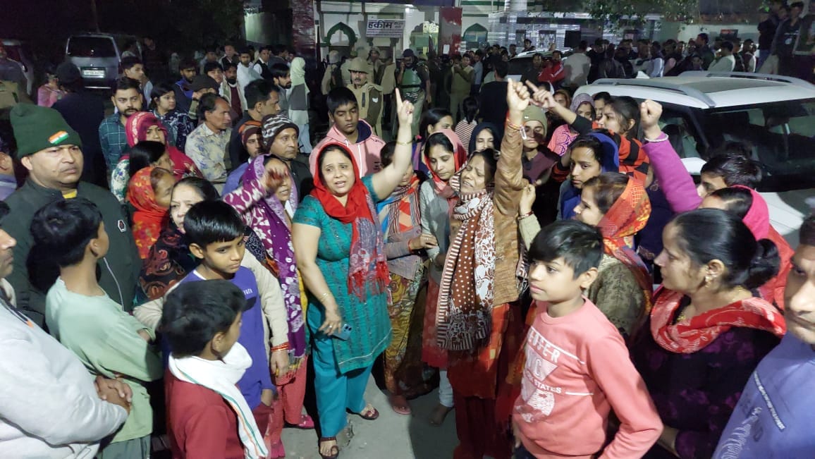 Uproar by keeping dead body in front of Kotwali