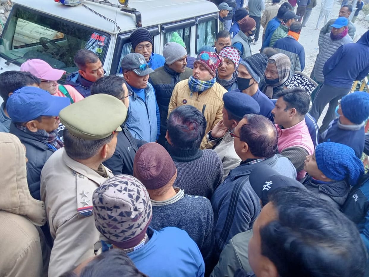 Nepal-India dispute Indians closed suspension bridge against protest stone pelting Uttarakhand news in hindi