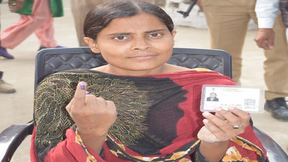 Divyang and elderly voters cast their votes with enthusiasm in Mainpuri By-Election 2022