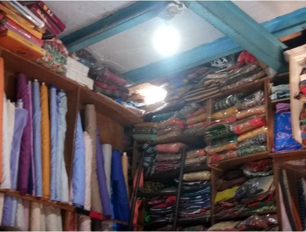Hathras: Theft in a saree shop by cutting the roof