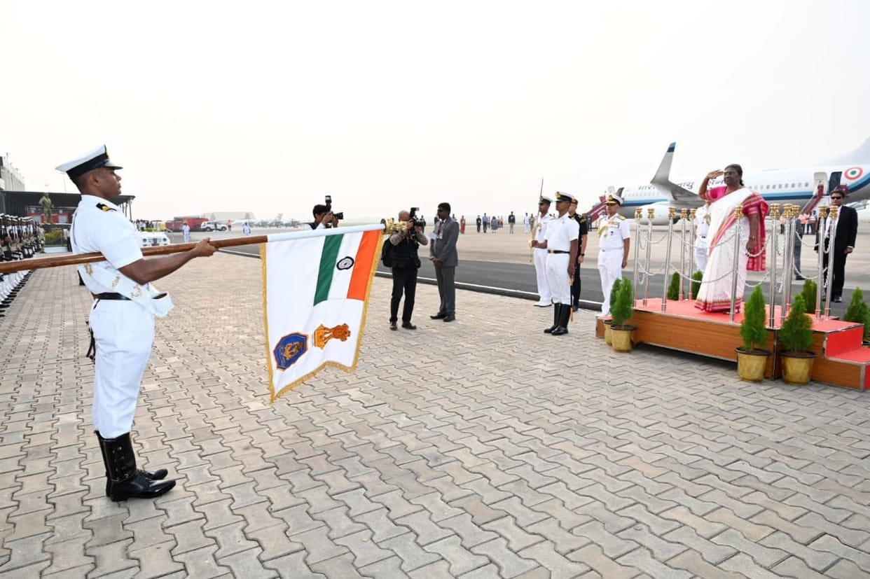 president murmu approves New Design of PRESIDENTS STANDARD AND COLOUR and INDIAN NAVY CREST