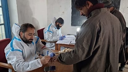 kashmir Re polling for DDC elections underway in Dragmulla and Hajin A people arriving to vote in dense fog