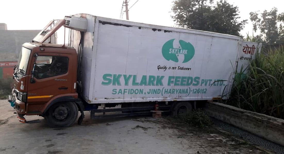 Wheat laden truck stuck in drain, food department team reached