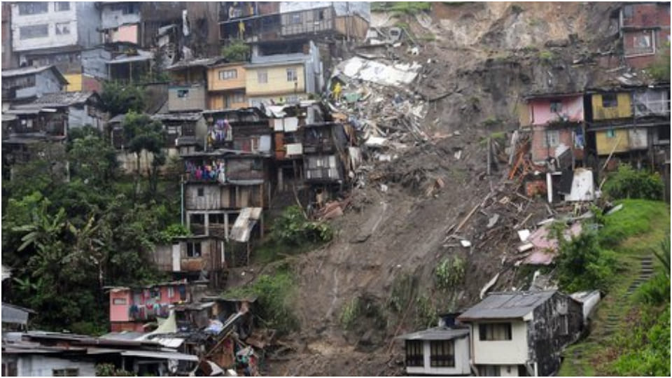 Landslide in Colombia, Three killed and more than 20 trapped News in Hindi