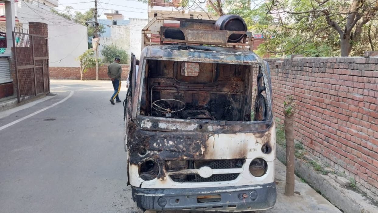Meerut: A small comercial vehicle filled with cylinders suddenly caught fire accident was averted