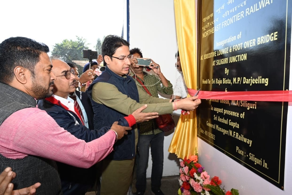 Darjeeling MP Raju Bista inaugurates New passenger amenities added at Siliguri and New Jalpaiguri Jn stations