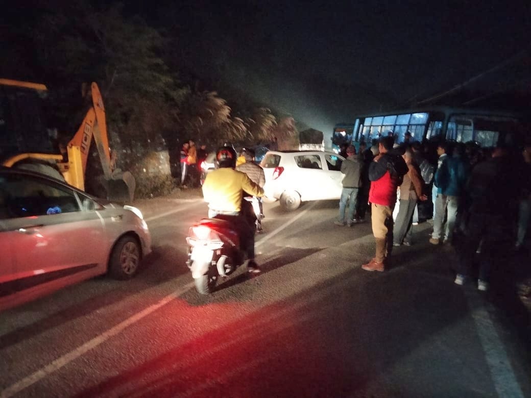sirmaur news car - bus accident  in yasvant nagar nahan and people facing problem due to long traffic jaam