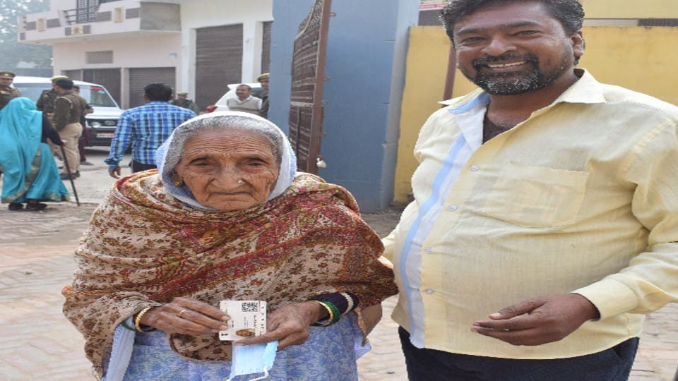 Divyang and elderly voters cast their votes with enthusiasm in Mainpuri By-Election 2022