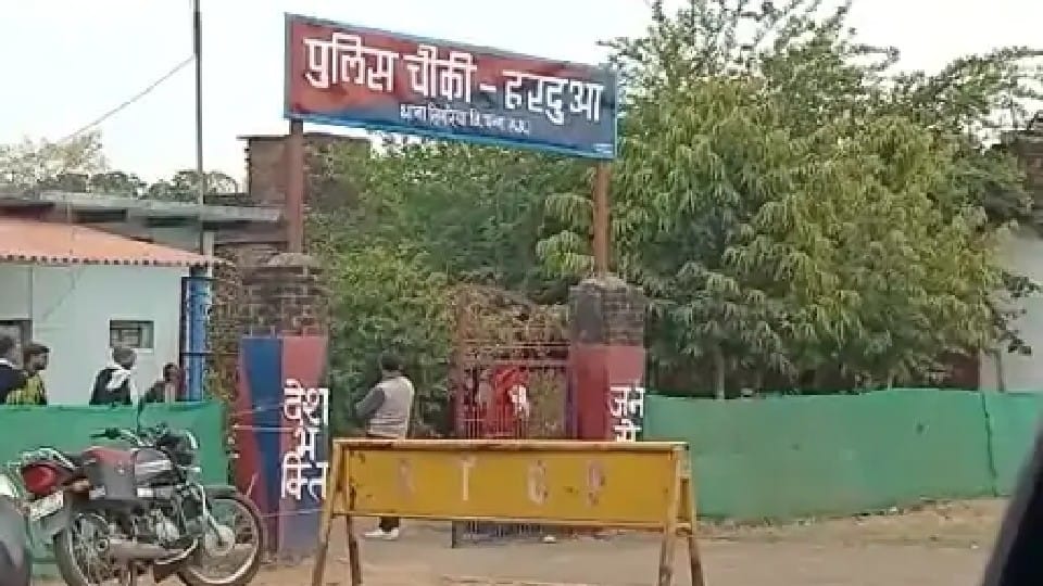 पन्ना जिले की हरदुआ पुलिस चौकी के प्रभारी को रिश्वत लेते हुए गिरफ्तार किया गया है।