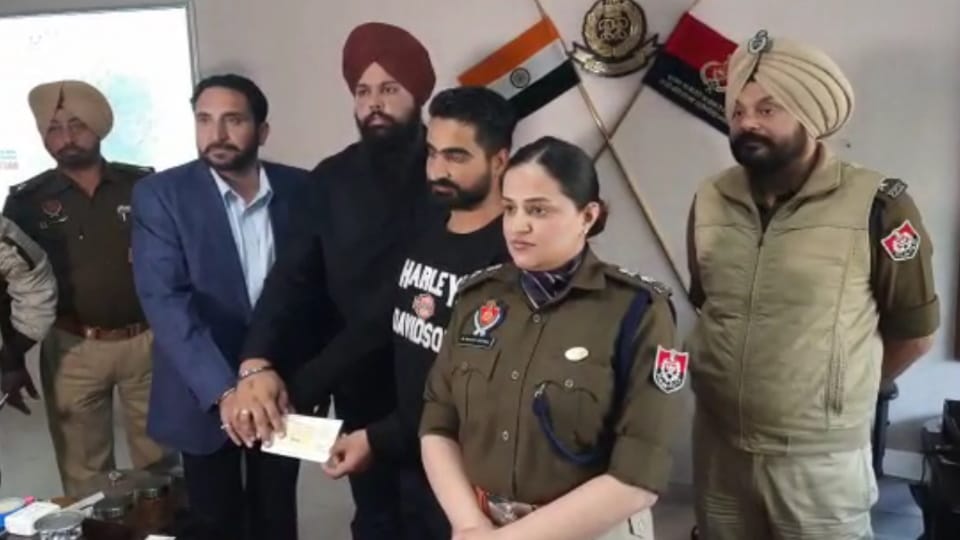 Fatehgarh Sahib police arrested 10 people for stealing apples from an accident truck