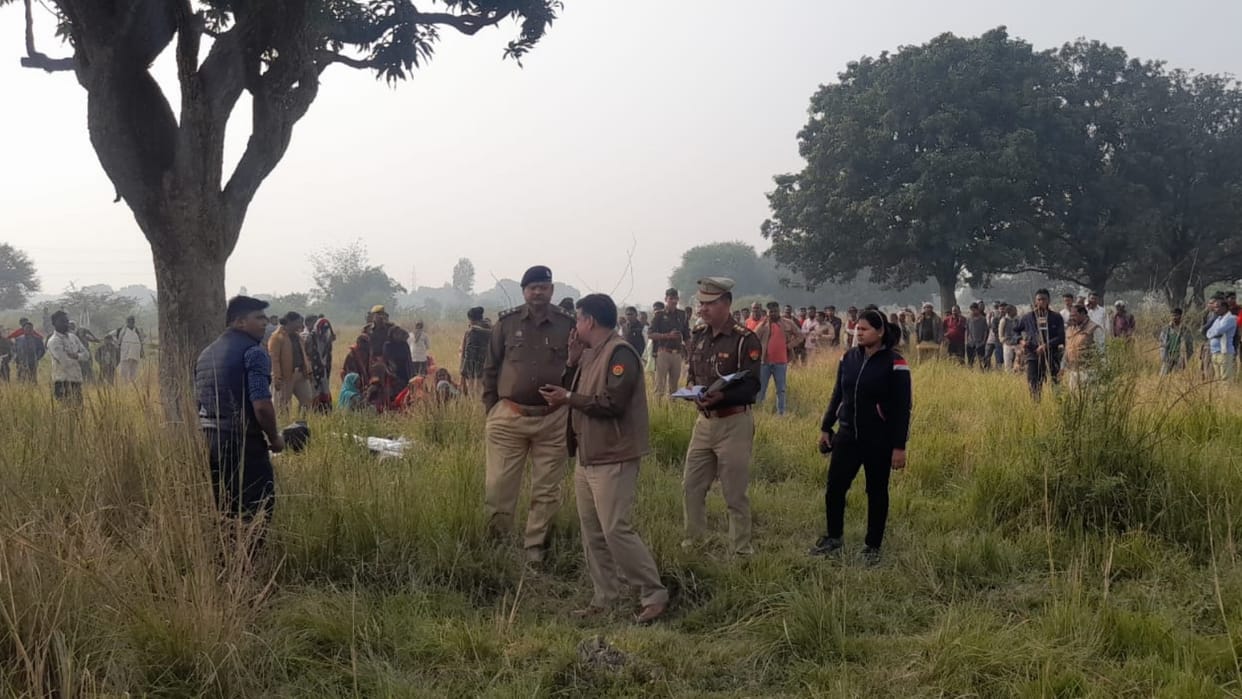 Two dead bodies found hanging from a tree in Gurubakshganj Thana in Raibareli.