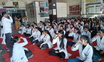 सकारात्मक ऊर्जा को पैदा करने के लिए नव आरोग्य संघर्ष योगा करतीं छात्राएं। संवाद