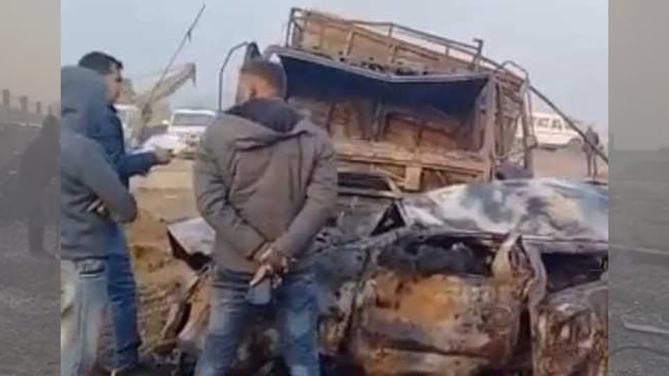 MP News: Car-truck collision in Rewa, car rider burnt alive due to fire