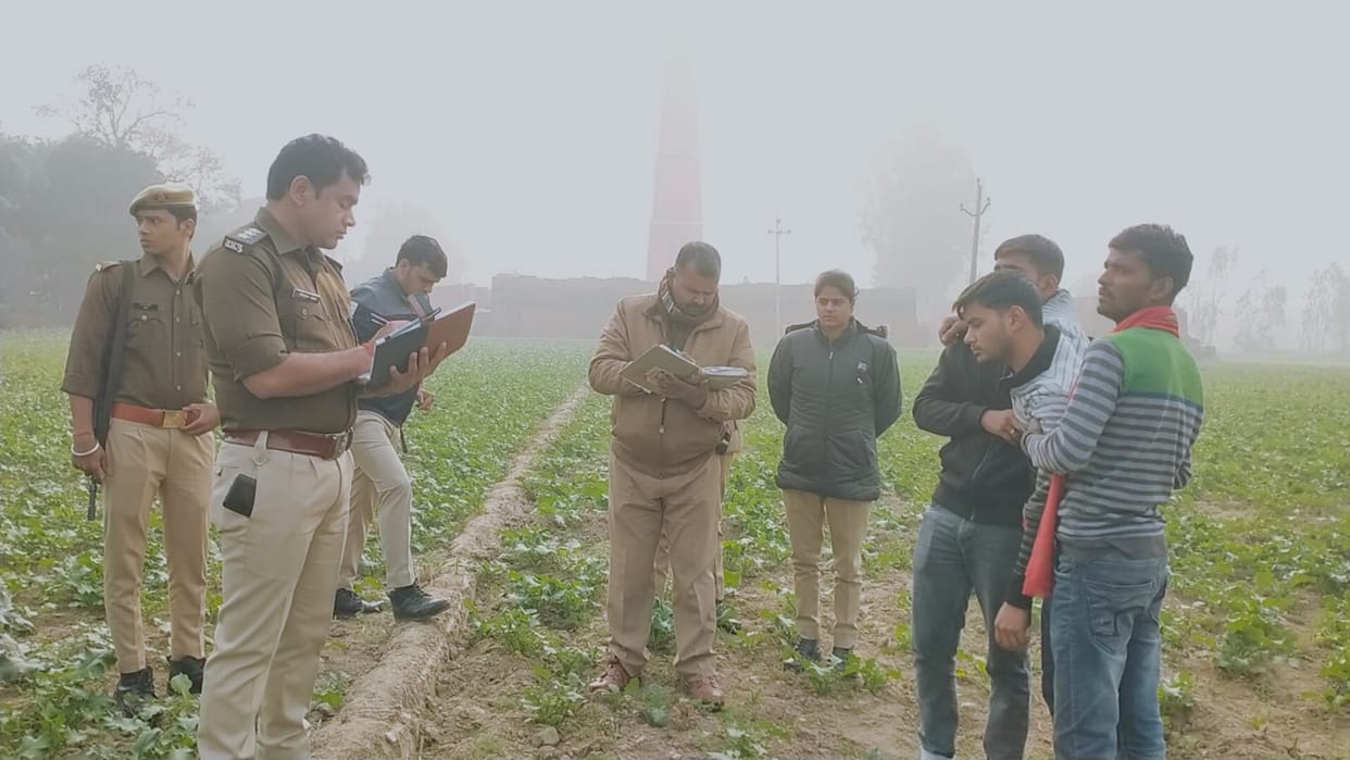A Woman's dead body found in a field in sadarpur thana in Sitapur.
