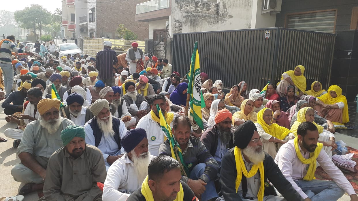 Farmers staged a sit-in in front of the house of the brother of the absconding firm owner with crores of rupees
