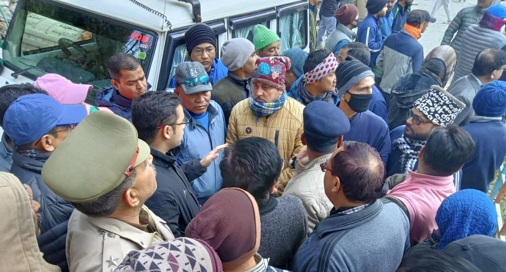 Angry Indian traders in Dharchula did not allow suspension bridge to open for one and a half hours
