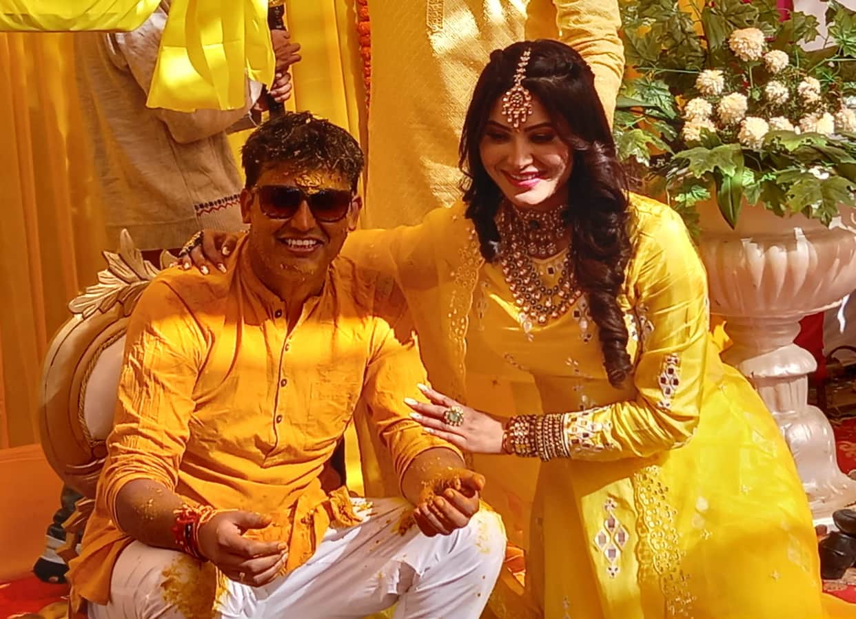 Bollywood Entertainment Actress Urvashi reached brother wedding ceremony  Uttarakhand news in hindi
