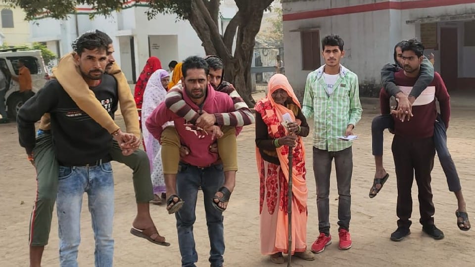 Divyang and elderly voters cast their votes with enthusiasm in Mainpuri By-Election 2022