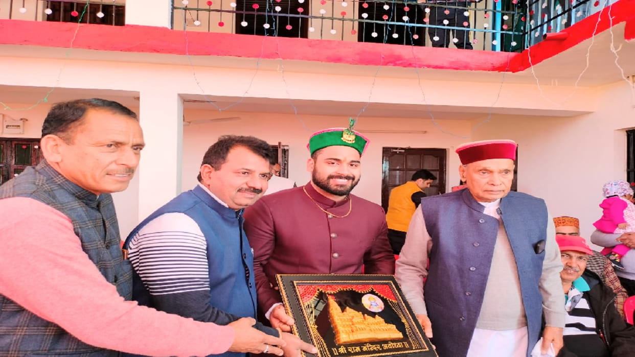 International weightlifter Vikas Thakur gave dham in Patnaun, will go abroad with his wif