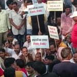 लाठीचार्ज के बाद धरने पर बैठ नेता और किसान