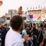 भाजपा कार्यकर्ताओं का अभिवादन करते राहुल गांधी।